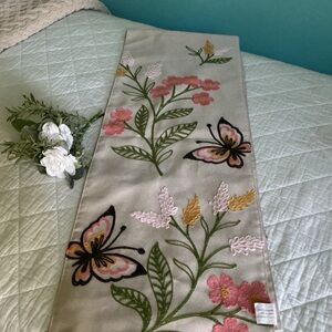 Beautiful Hobby Lobby Embroidered Boho Shabby Chic Table Runner